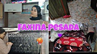 Faxina pesada na casa+colando o papel de parede na cozinha e envelopando os móveis 