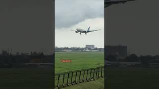 Garuda Indonesia Pesawat Airbus A330-300 Landing saat Hujan di Bandara Soekarno-Hatta Jakarta