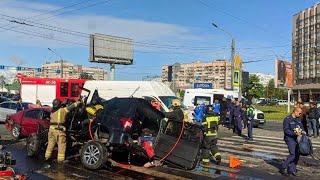 Массовое ДТП в Санкт-Петербурге 13 автомобилей столкнулись и превратились в груду металла