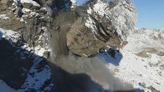 Schweizer Kanton Wallis Riesiger Fels bricht aus Berggipfel und rast ins Tal