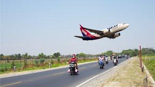 Detik-Detik Pesawat Nam Air Take Off Rendah Sekali di Atas Jalan Raya Bandara Adi Soemarmo Solo