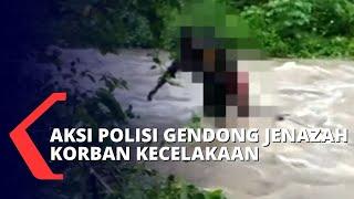 Viral Aksi Heroik Polisi Gendong Jenazah Korban Kecelakaan Seberangi Sungai di Manokwari