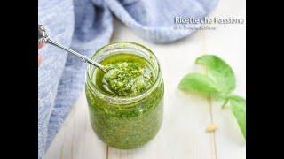 Pesto di basilico fatto in casa - ricetta veloce con tritatutto o minipimer - Ricette che Passione