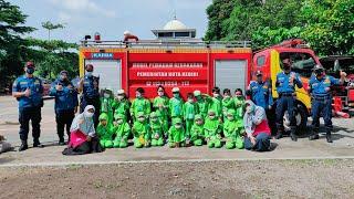 Simulasi Pemadaman Kebakaran oleh Petugas DAMKAR Kota Kediri bersama TK Plus Rahmat