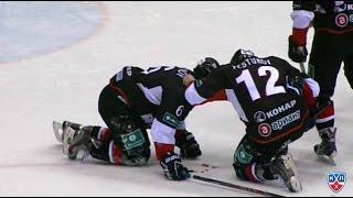 Галузин попадает шайбой в лицо Давыдову  Davydov leaves game after taking puck to the face