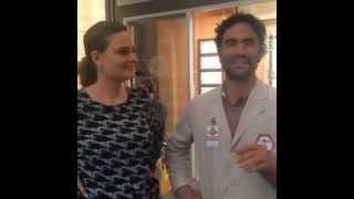 Emily Deschanel speaking Spanish - Hablando español Ignacio Serricchio 