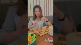 Aduh salfok ni cara makan cewek cantik