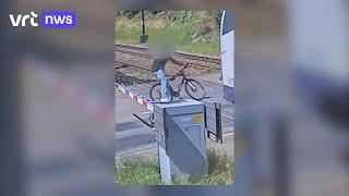 Fietser negeert slagboom in Waver zijn fiets wordt door trein meegesleurd