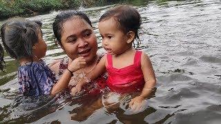 Seru Pertama Kali Shinta Shanti Shindi Mandi di Sungai