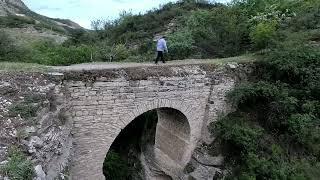 Ахалтинское ущелье село Ахатлы каменный мост мечеть в Ахатлы полёт на коптере над ущельем.