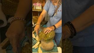 How to open durian in Thailand #streetfood #bangkok #food #foodie #durian #montong #fruitcutting