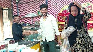 Shopping Sajjad who talks to Akbar in a friendly tone