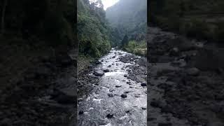 aliran sungai begitu indah dikelilingi gunung gunung nan indah