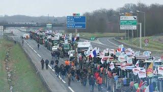 Les agriculteurs bloquent lautoroute A4 aux portes de Paris  AFP Images