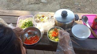 sambil jaga pasien makan bersama di kazebo soto ayam kuah bening kerupuk ayam goreng sambel mercon