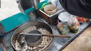 2 PEDAGANG BAKSO GEROBAK MOTOR