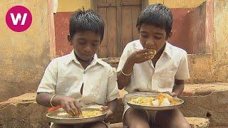 Indien - eine Großküche bereitet das Essen für Schulkinder vor