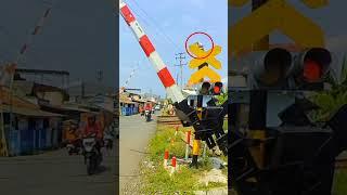 Mode Getar ‼️ Unik Sirine Palang Perlintasan Kereta Api JPL 217 Menutup #shorts #railroadcrossing