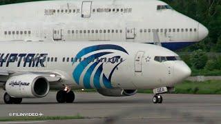 Боинг 737 EgyptAir на фоне Боинга 747 Трансаэро