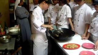 Chef BAGUS  memberi contoh memasak namun Cook Helper gak siap.AVI