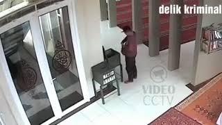 Pencuri kotak amal di Masjid terekam CCTV