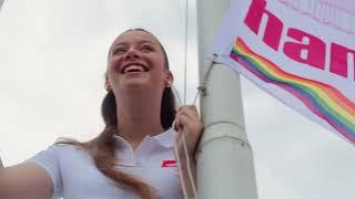 Die HOCHBAHN zeigt Flagge Pride Week Hamburg 2023