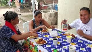 en pleno almuerzo Sayra dijo la verdad y le enseñó a Pablo lo que había tomado.