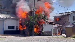 木造2階建て住宅で火災、隣接の2軒に燃え移る　住人男性と連絡取れず　愛知・北名古屋市 240923 1610