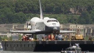 Pesawat Ulang-Alik Enterprise Berlayar di Manhattan