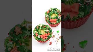 How to pipe some Christmas wreath cupcakes  #cake #cupcakes  #cakedecorating