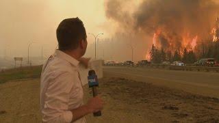 Caught on camera Fort McMurray fire erupts behind Global News reporter