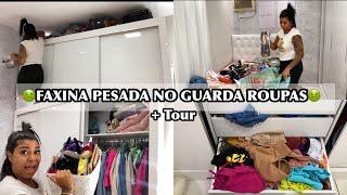 FAXINA COMPLETA NO GUARDA ROUPAS Estava uma zona+ Troquei a penteadeira de lugar e fiz uma TOUR 