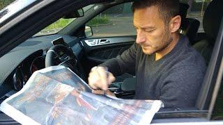 Francesco Totti autografa la pagina del Corriere dello Sport comprata per lui