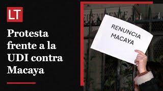 Organizaciones feministas protestaron en la UDI contra Javier Macaya