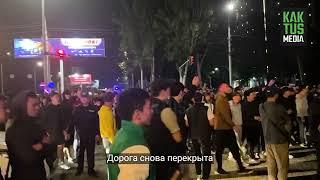 Толпа не слушает начальника ГУВД Бишкека