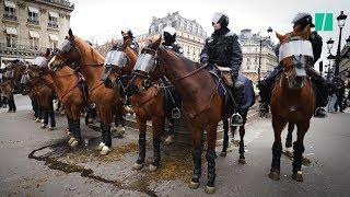 À Paris des policiers à cheval ont encadré les gilets jaunes