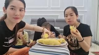 Lần đầu các con thưởng thức sầu riêngBaby Thinh & Mom