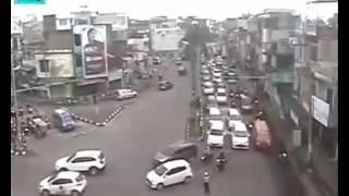 Video Polwan ditabrak Angkot Angkutan Kota di Medan