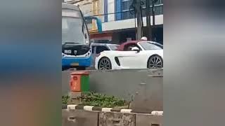 Viral Porsche Terobos Busway di Gandaria Minta Sopir TransJ Mundur