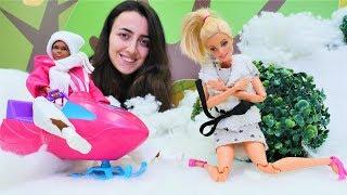 Barbie Sevcan ile kayak için bavul hazırlıyor. Kız oyunları. Barbie kar kıyafetleri. Oyun videosu