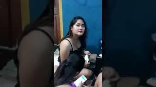 wanita cantik pekerja cafe