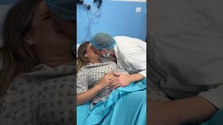 Soldier disguises himself as a doctor and surprises his wife in the delivery room ️