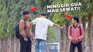 BIKIN KESEL ORANG - AWAS  GUA MAU LEWAT...