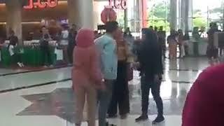 NAG PROPOSE SA KABIT HULI SA AKTO NG TUNAY NA ASAWA SA ISANG MALL