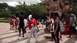 Les stagiaires à la découverte du monument de la réunification du Cameroun