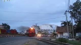 KA Limex Sriwijaya Melintasi Perlintasan Kereta Api Prabumulih