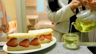 vlog  대학교 졸업했어요‍️  쭈꾸미볶음 딸기생크림 샌드위치 만들어 먹고 친구랑 카페갔던 소소한 일상 소고기편채 바지락 술찜
