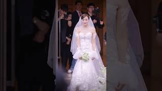 10년의 연애과정이 표정에서 다 느껴지는 감동적인 라라의 신부입장순간‍️🩷 Brides entrance #엔조이커플 #결혼식 #웨딩 #shorts #enjoycouple