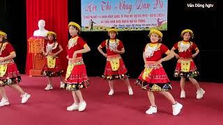 các cô gái xinh đẹp nhảy múa rất hay bốc lửa tại Xã Tân Thành Bắc Quang Hà Giang