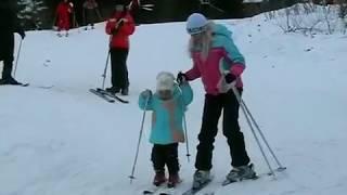 Учим ребенка 3 годика кататься на лыжах. Карпаты. We teach a child to ski. Carpathian Mountains.